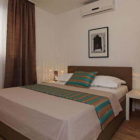 Iris Apartments Bol (Adults Only) Екстериор снимка