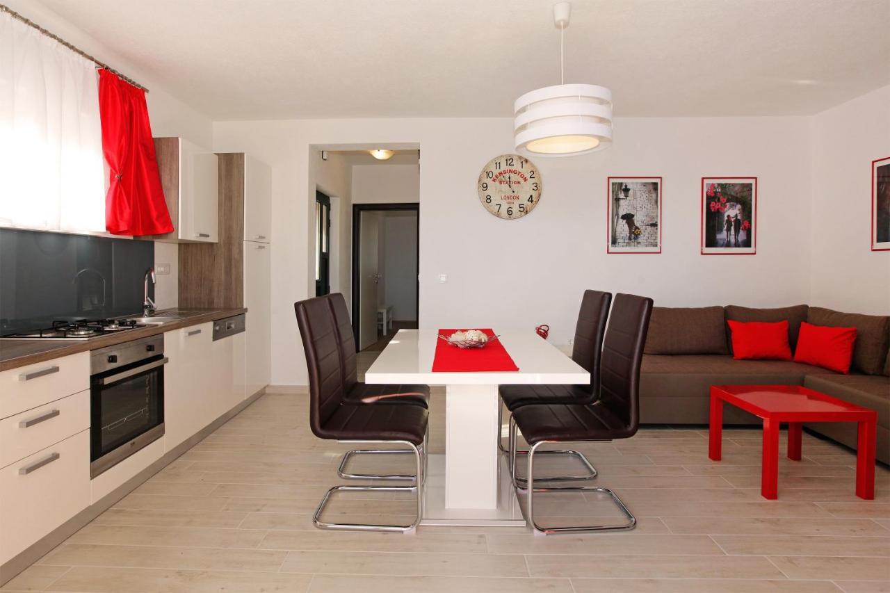 Iris Apartments Bol (Adults Only) Екстериор снимка