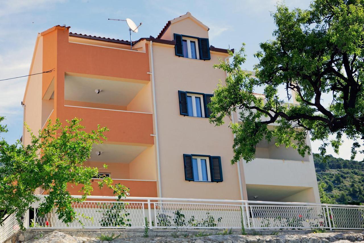 Iris Apartments Bol (Adults Only) Екстериор снимка